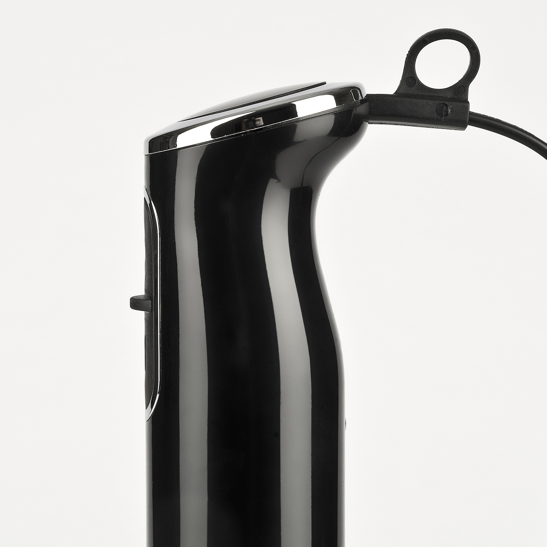 Czarny blender ręczny z chromowanym wierzchem.