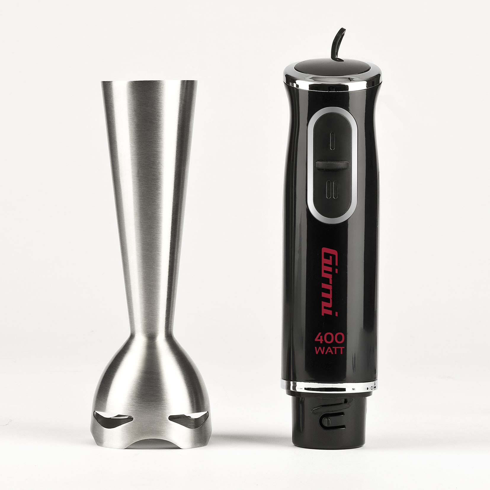 Czarny i srebrny blender ręczny. Srebrna końcówka do mieszania obok blendera.