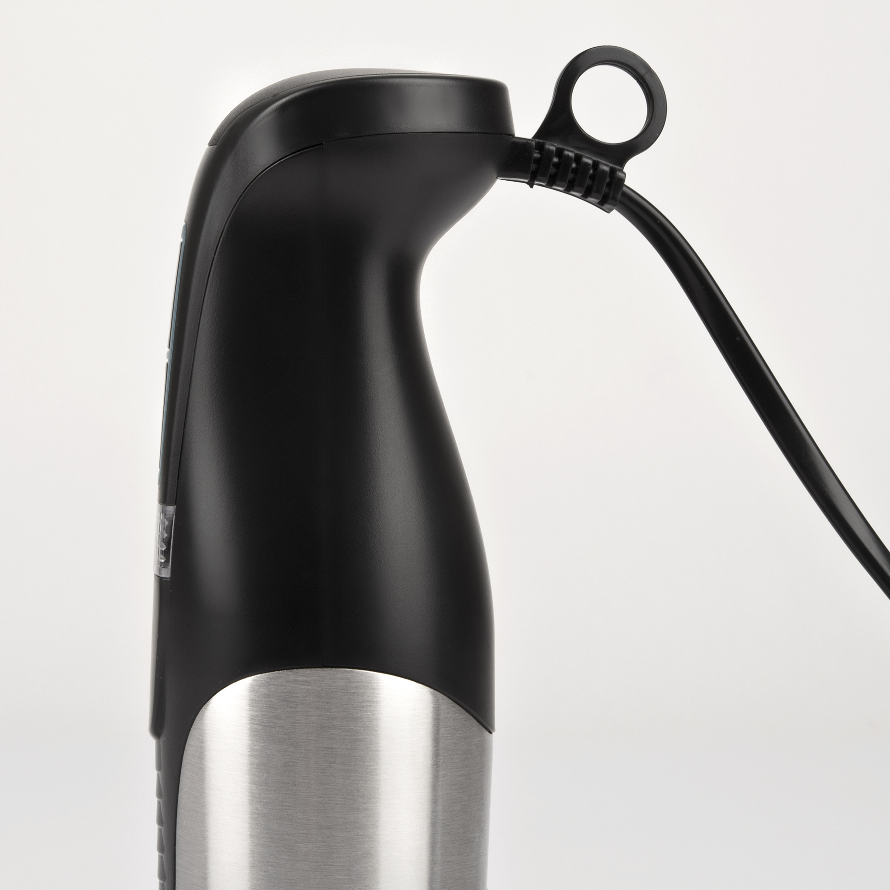 Czarny i srebrny blender ręczny z przewodem zasilającym, na białym tle.