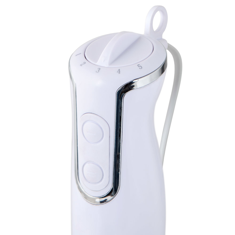 Zbliżenie na górną część białego blendera ręcznego z pokrętłami sterowania.