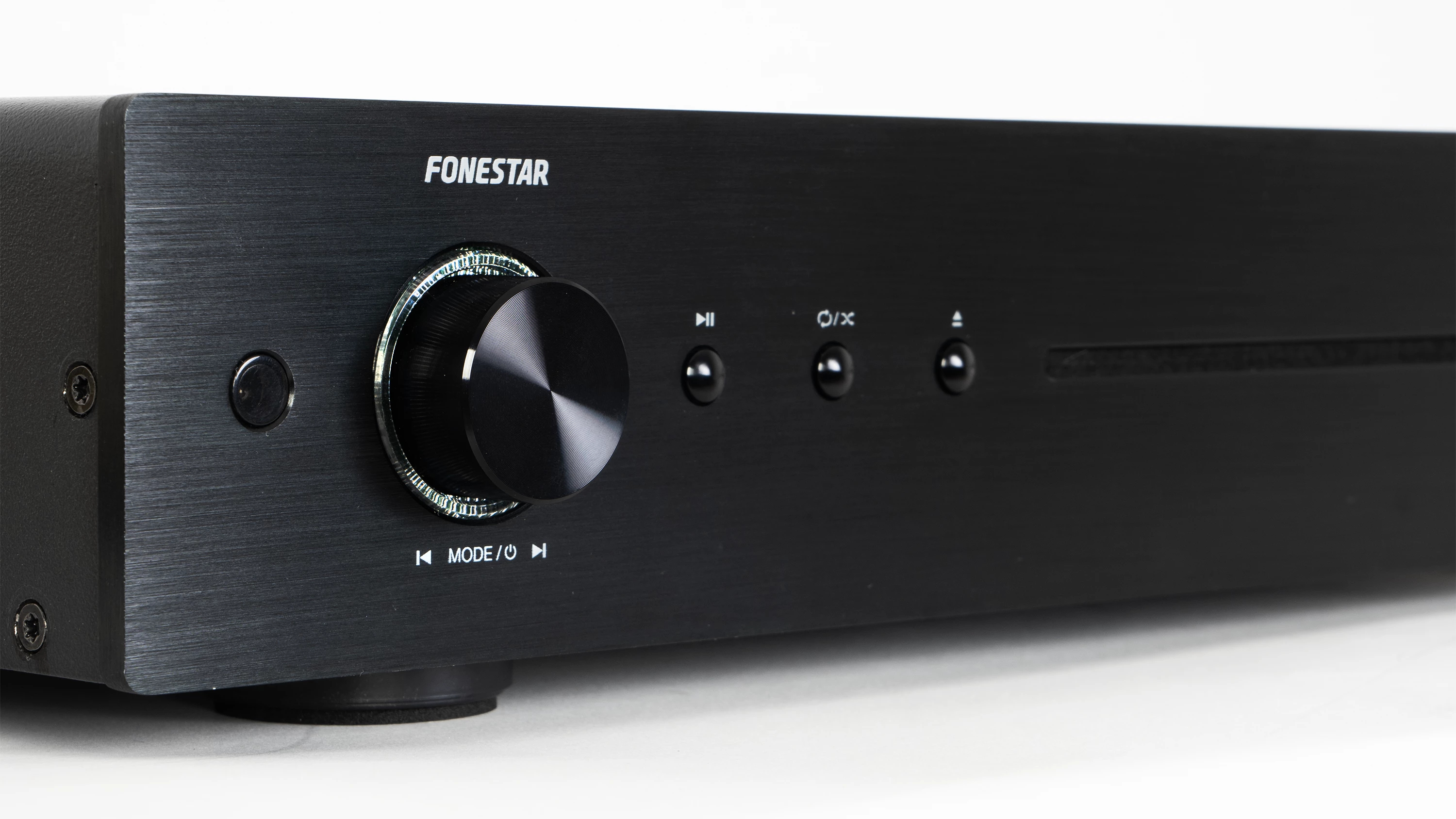 Amplificador de audio Fonestar negro con una perilla de volumen central.