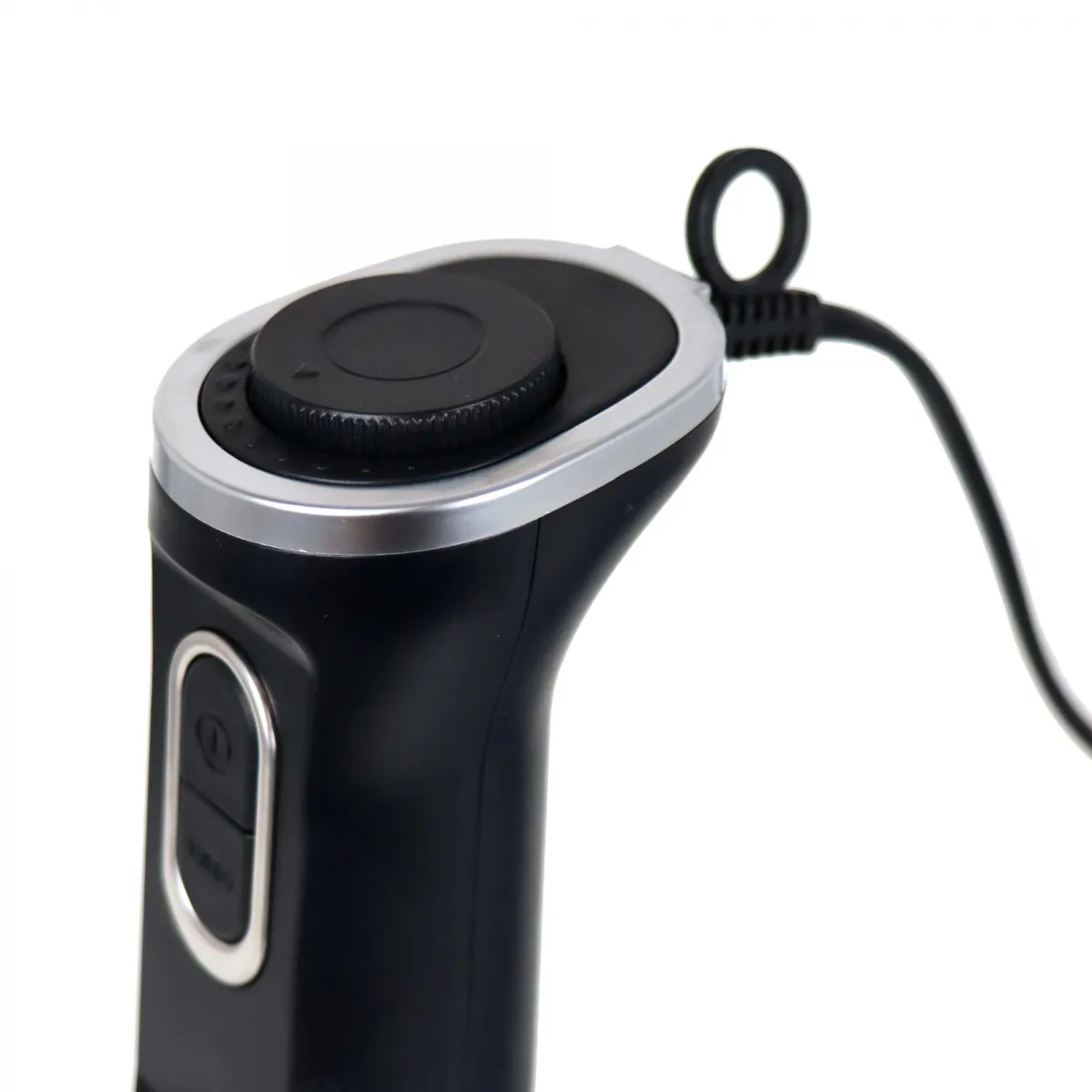 Zbliżenie na czarny blender ręczny ze srebrną obwódką i kablem.