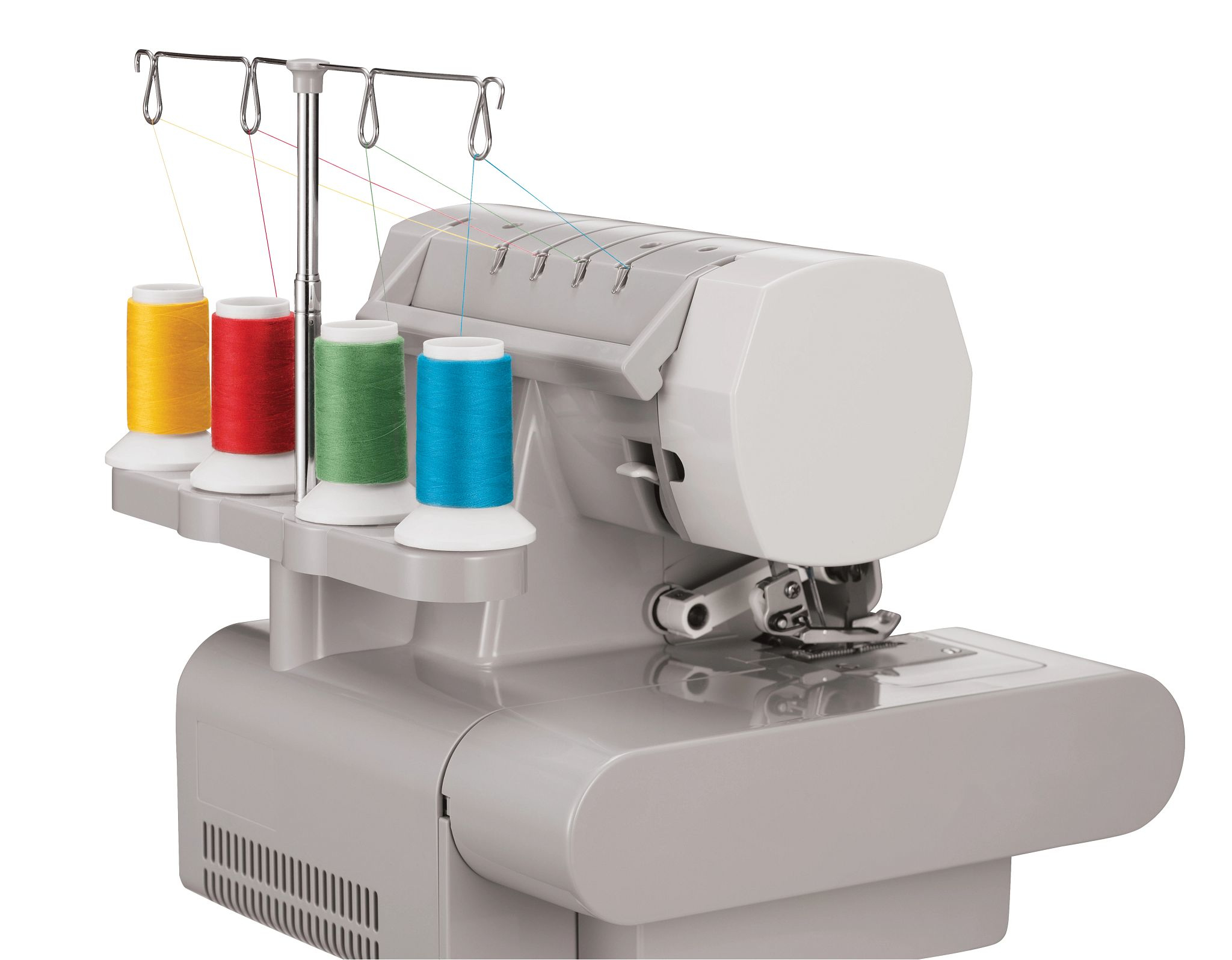 Overlock-Nähmaschine mit vier Garnrollen. Die Maschine ist grau und weiß auf weißem Hintergrund.