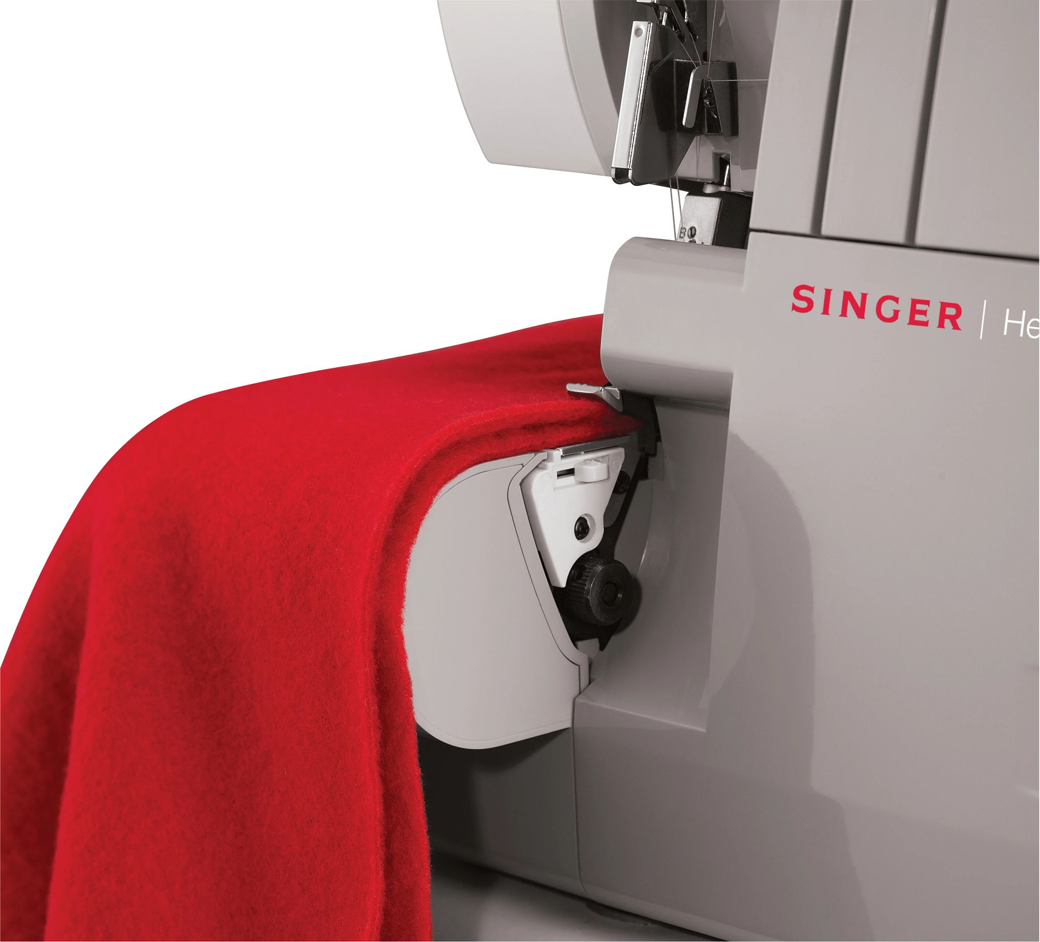 Eine Singer Overlock-Nähmaschine. Roter Stoff wird durch die Maschine geführt.