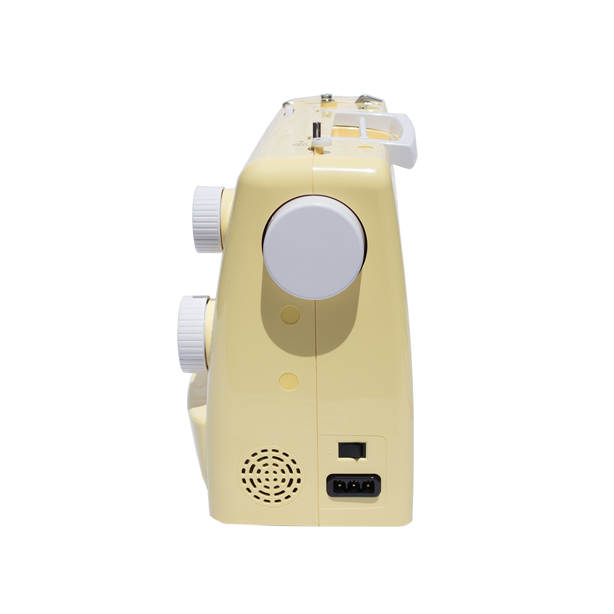 Widok z boku beżowej maszyny do szycia, z pokrętłami i uchwytem. Białe tło.