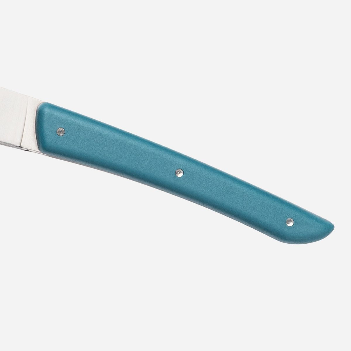 Czarna stacja ładująca z trzema kolorowymi kontrolerami i konsolą Switch.