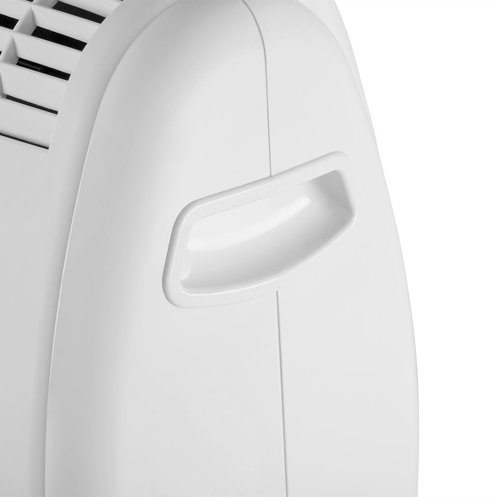 Primo piano di elettrodomestico bianco con maniglia incassata. Superficie liscia.