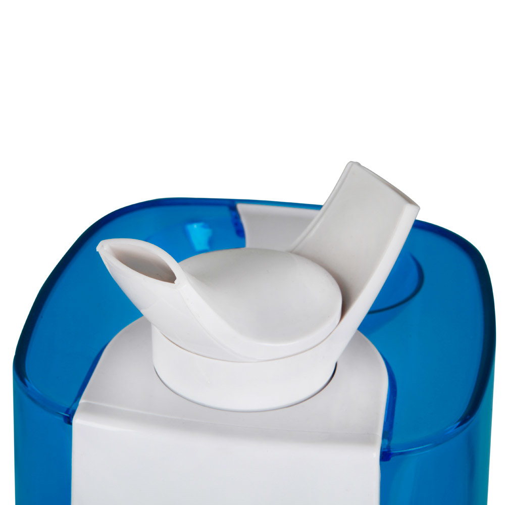 Zbliżenie białego i niebieskiego nawilżacza z białą górą i otworem. Białe tło.