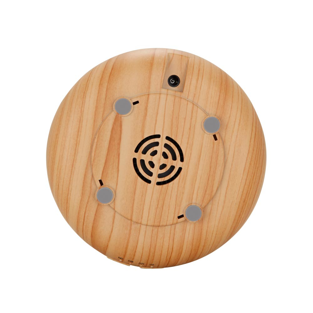 Widok od spodu drewnianego dyfuzora olejków eterycznych z otworem wentylacyjnym i gumowymi nóżkami.