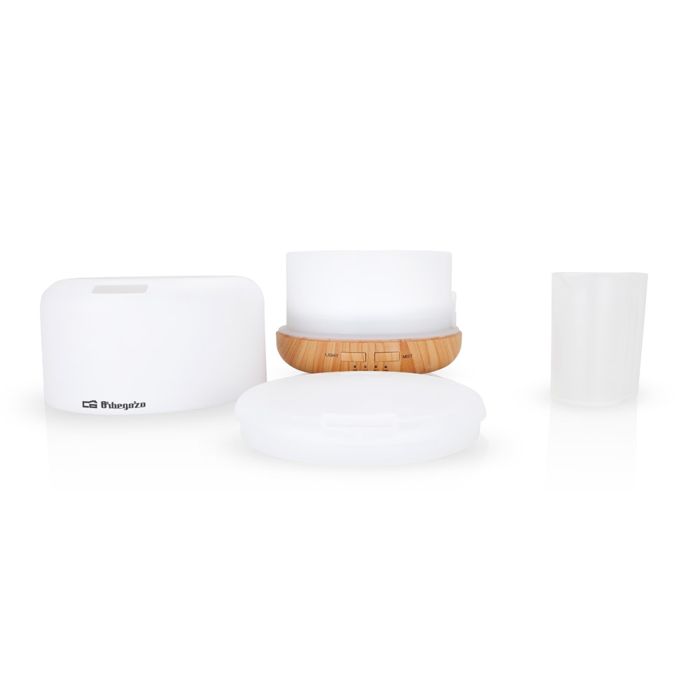 Biały dyfuzor olejków eterycznych z jego częściami ułożonymi na białej powierzchni na białym tle.