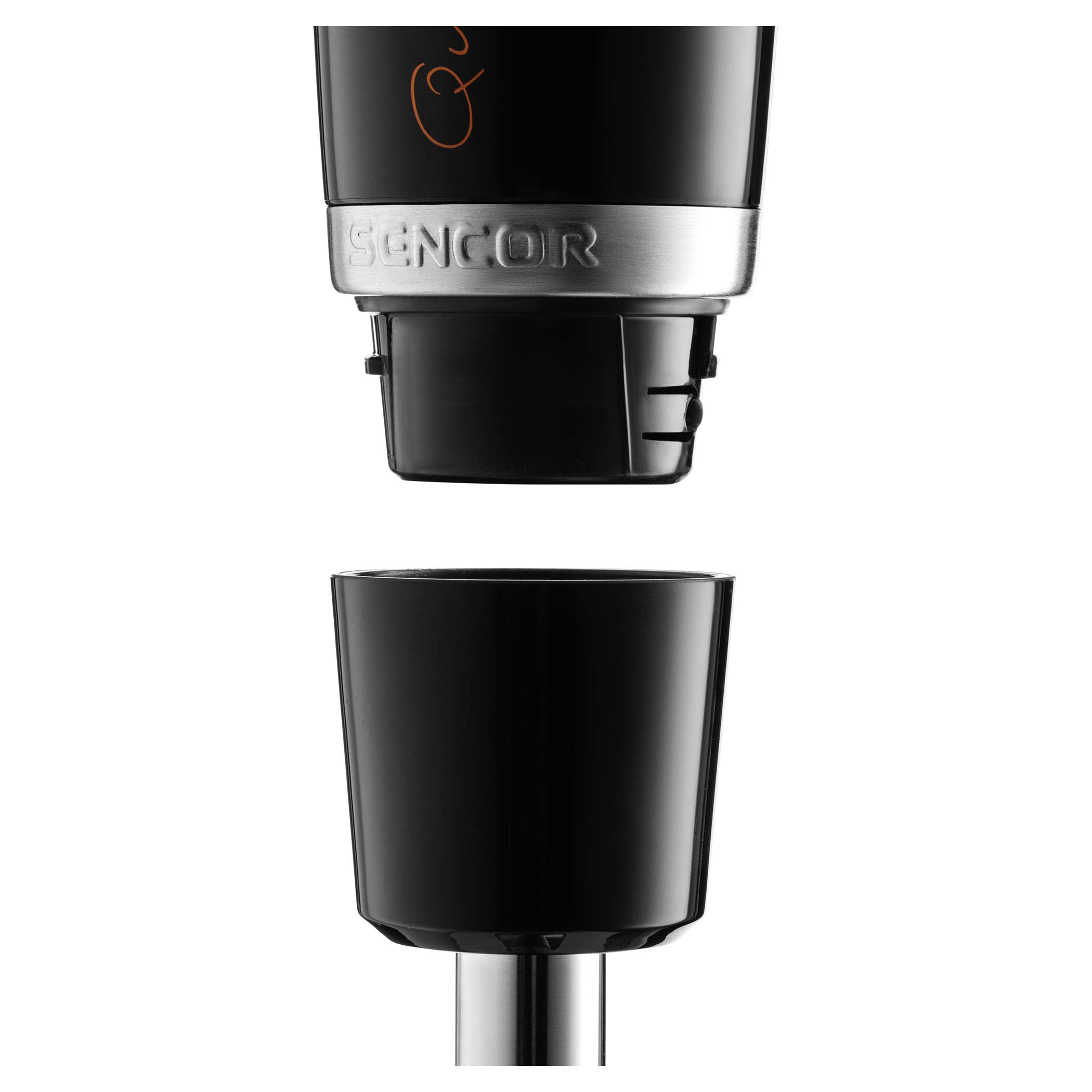 Oddzielone części blendera ręcznego, czarne i srebrne. Tło jest białe.