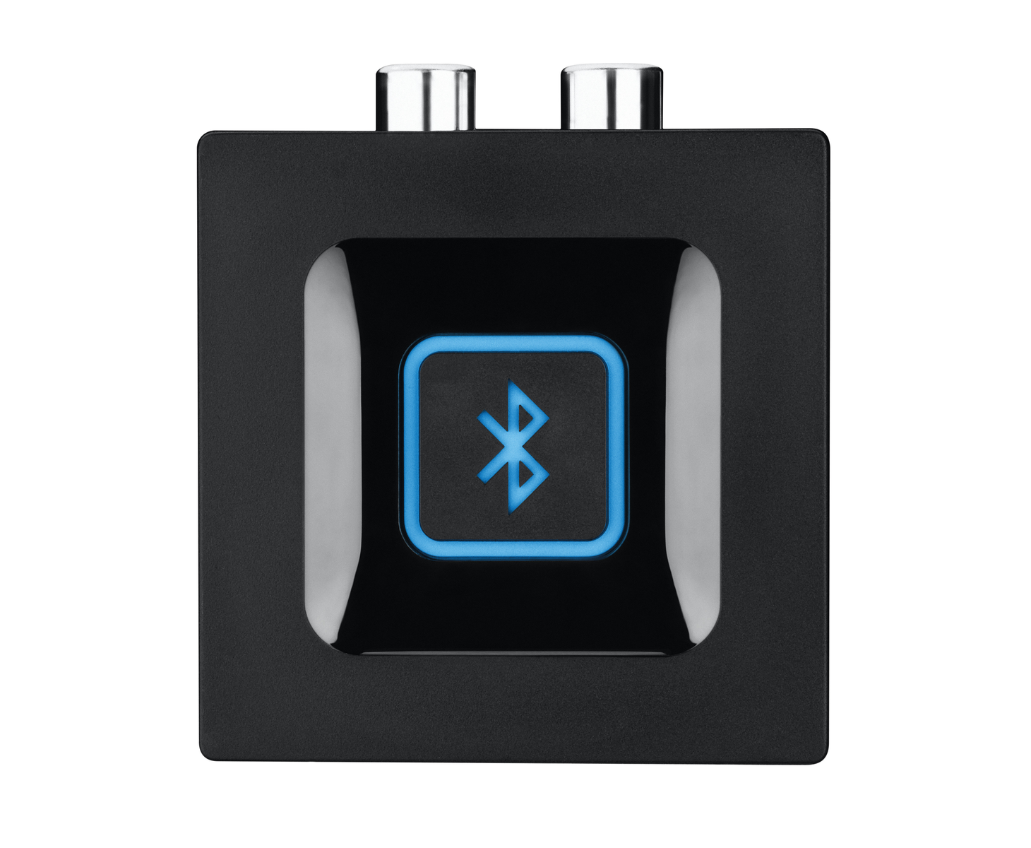 Ein schwarzes Gerät mit Bluetooth-Logo und zwei silbernen Anschlüssen, schwarzer Hintergrund.