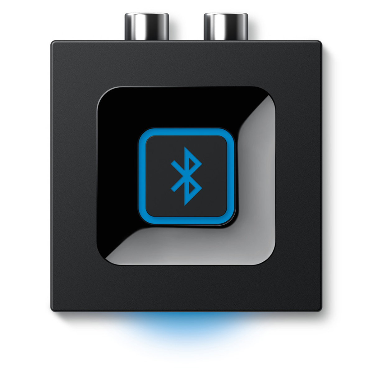 Ein schwarzes quadratisches Gerät mit Bluetooth-Logo und zwei silbernen Anschlüssen oben.
