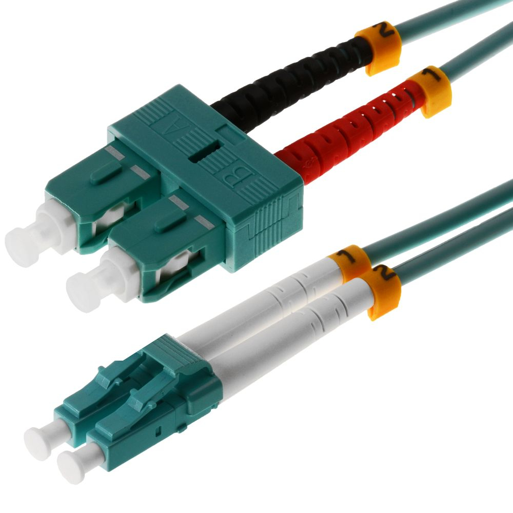 Due cavi in fibra ottica con connettori verdi e bianchi, isolati.