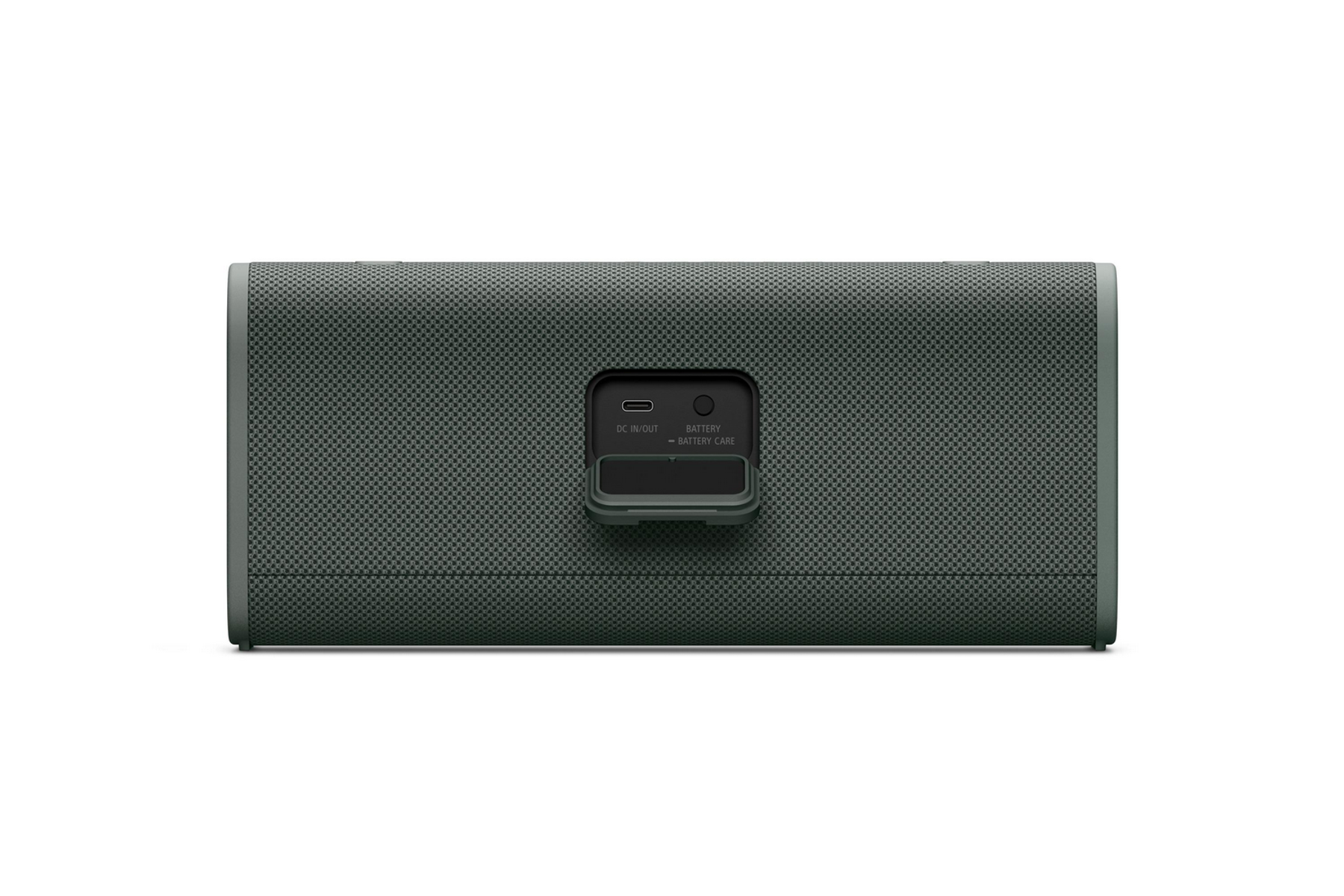 Altavoz portátil rectangular verde oscuro con puertos en la parte trasera. Mostrando un puerto de entrada/salida de CC y la carcasa de la batería.