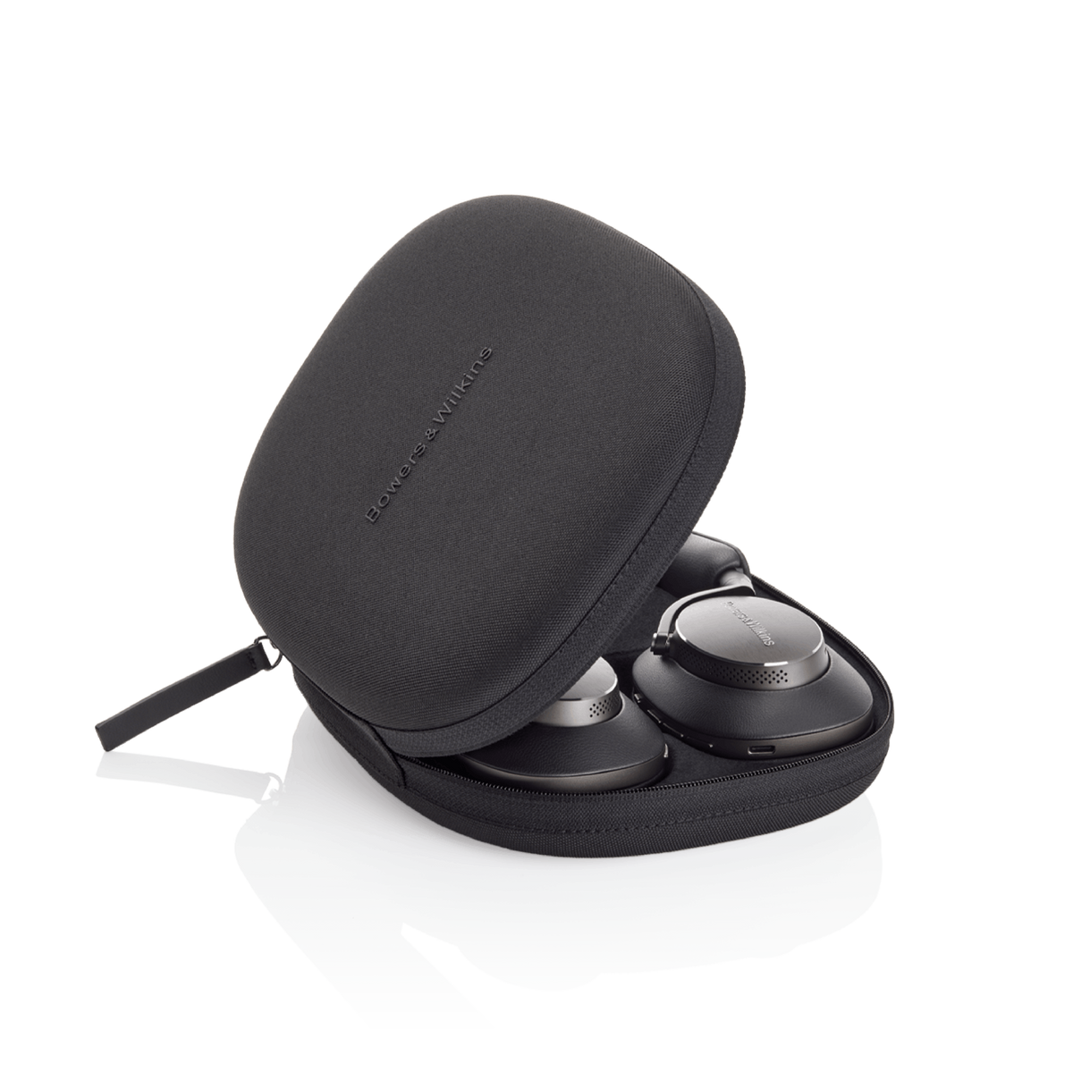 Cuffie nere in una custodia nera aperta. La custodia ha il logo Bowers & Wilkins.