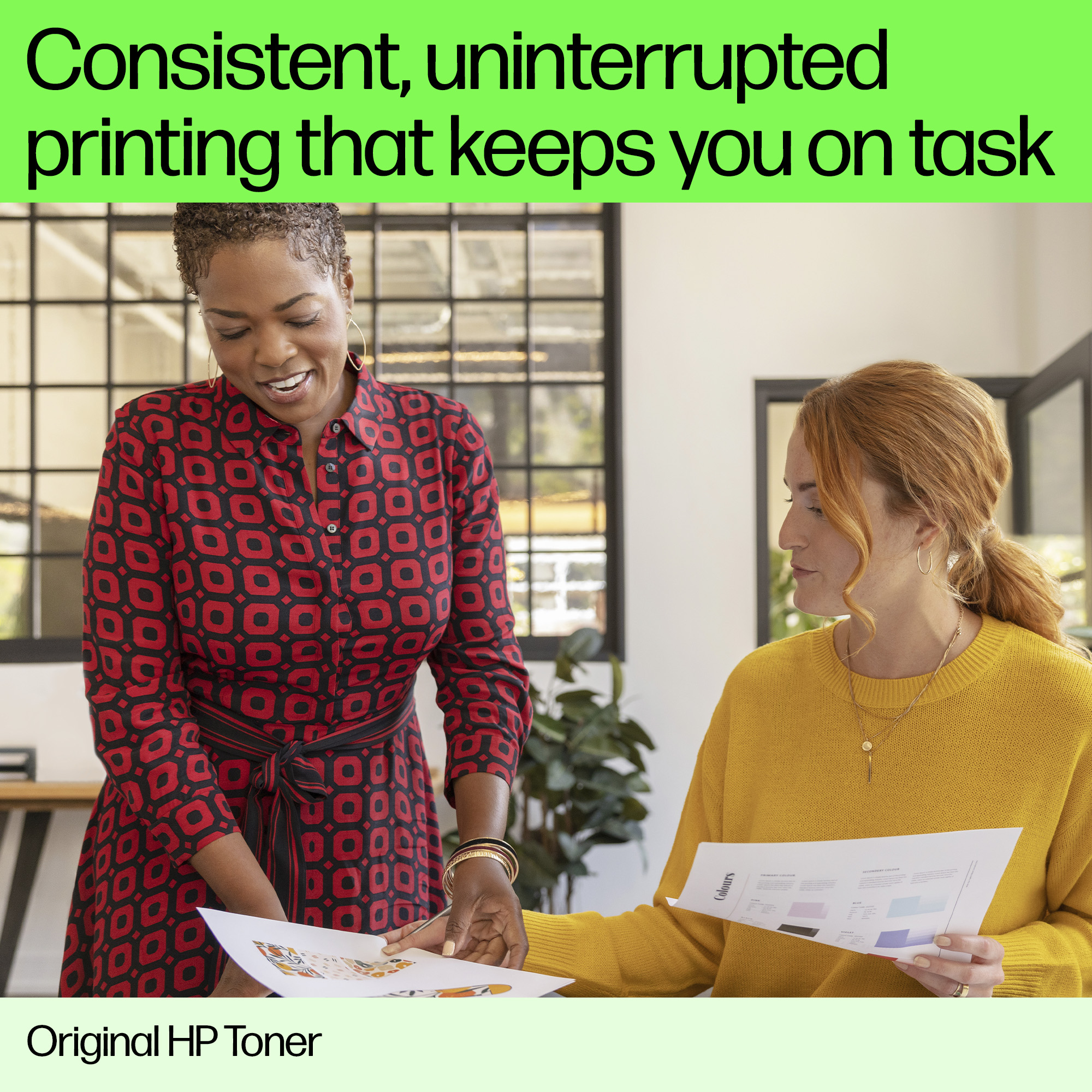 Dwie kobiety przeglądające papiery z wykresami i grafikami w biurze. Logo HP jest widoczne.