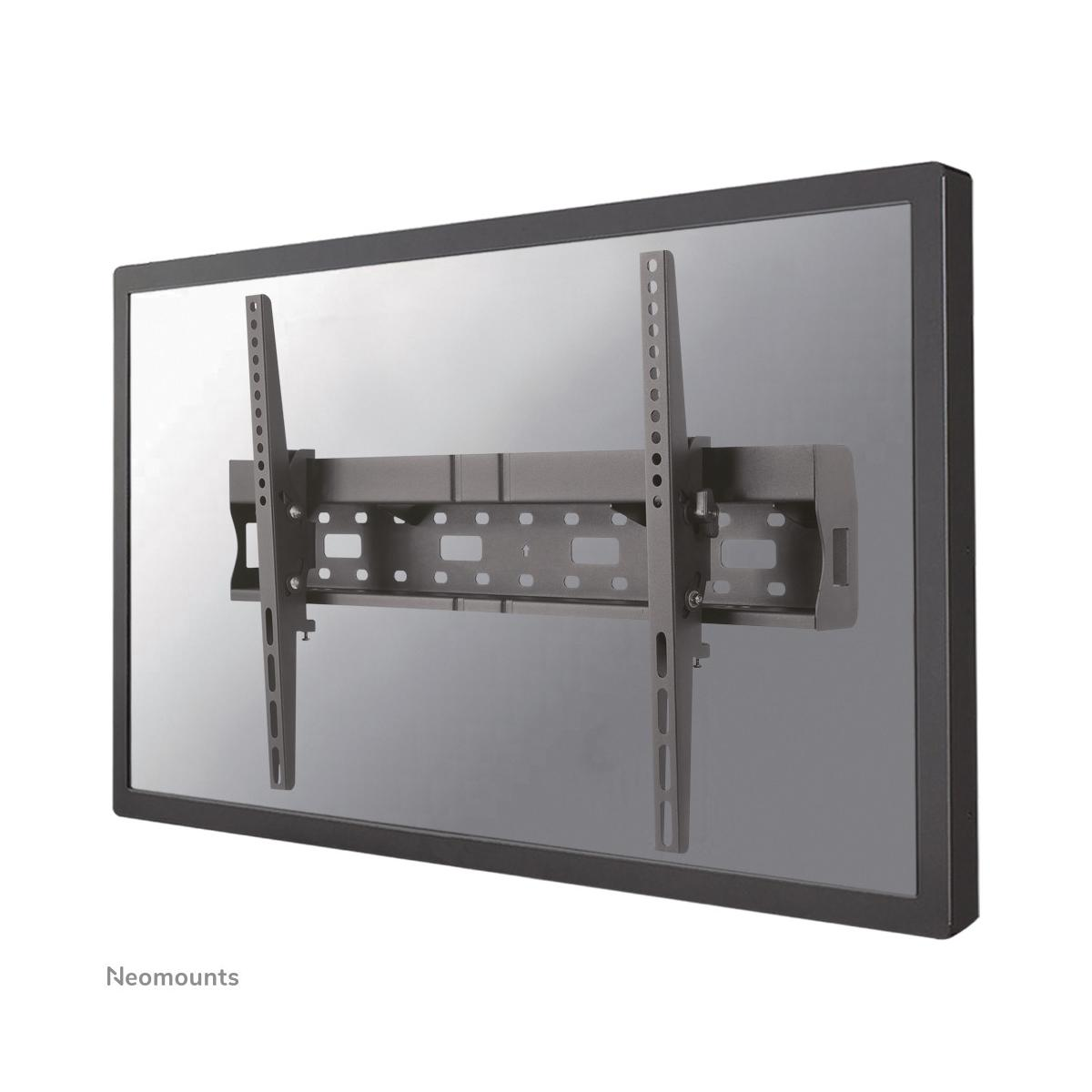Een zwarte monitorbevestiging op een grijs oppervlak, met een zwart frame. Het merk is Neomounts.