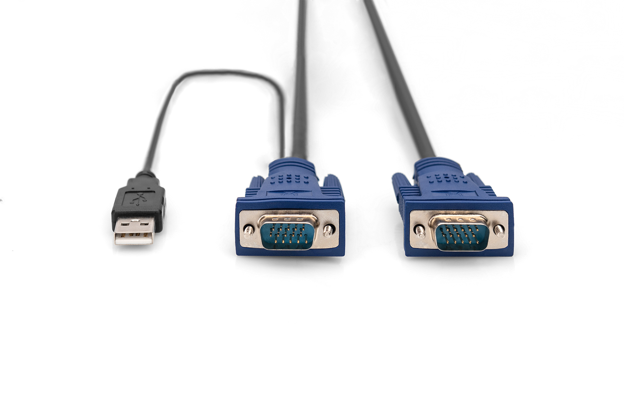 Cavi con connettori USB e VGA su sfondo bianco.