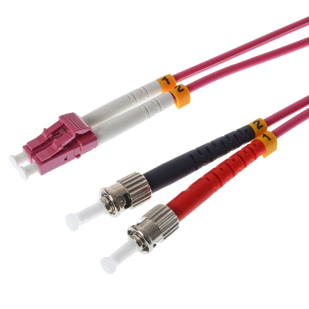 Primo piano di cavi in fibra ottica con connettori, in rosa e nero.