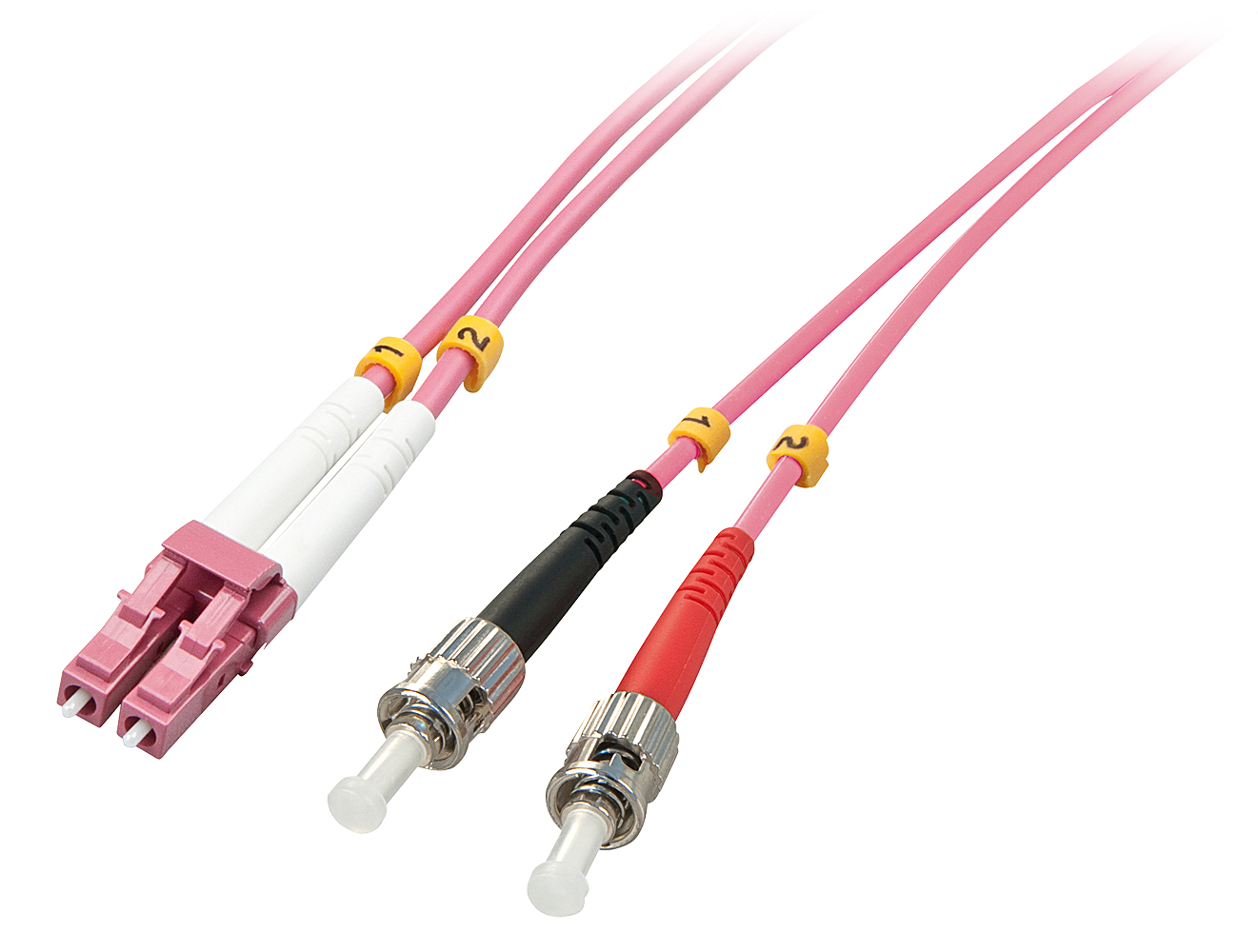 Due cavi in fibra ottica rosa con connettori, isolati su sfondo bianco.