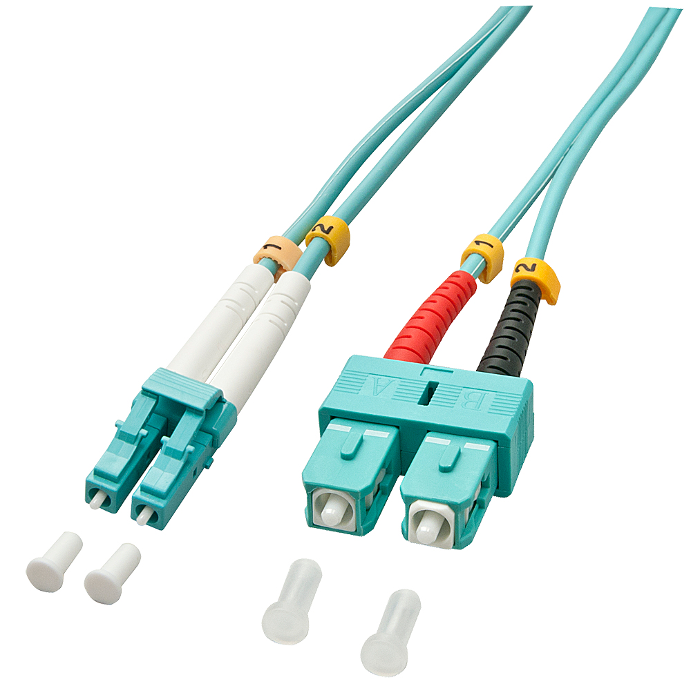 Due cavi in fibra ottica con connettori bianchi e blu e cavi azzurri.