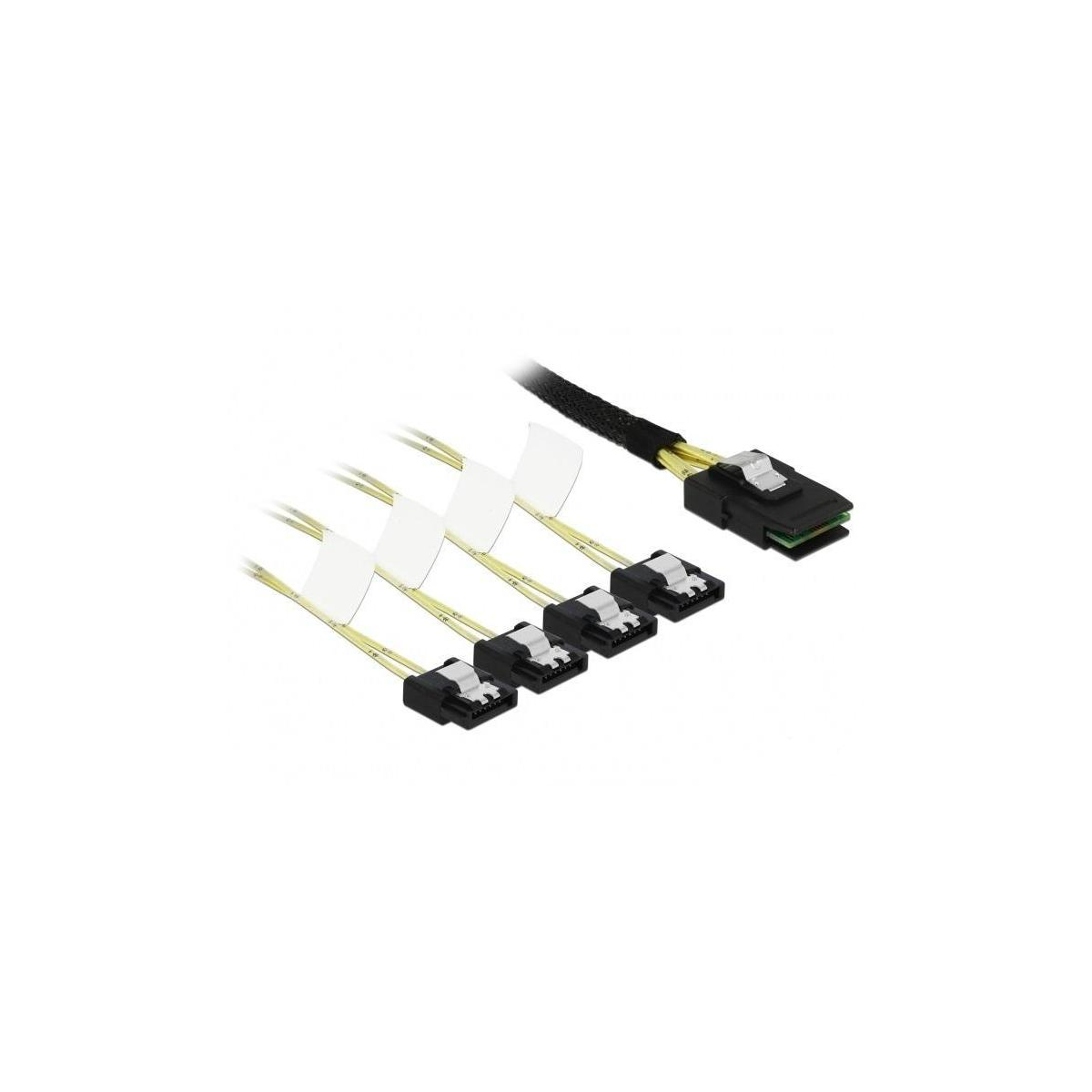 Cavi multipli con connettori ed etichette bianche. I connettori sono rivolti verso il basso.