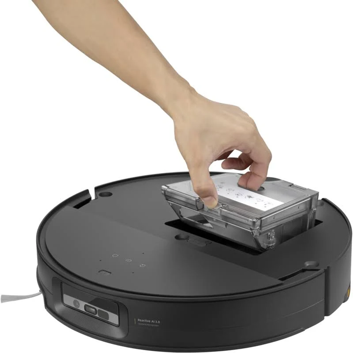 Eine Hand, die einen transparenten Behälter in einen schwarzen, runden Roboter-Staubsauger legt.