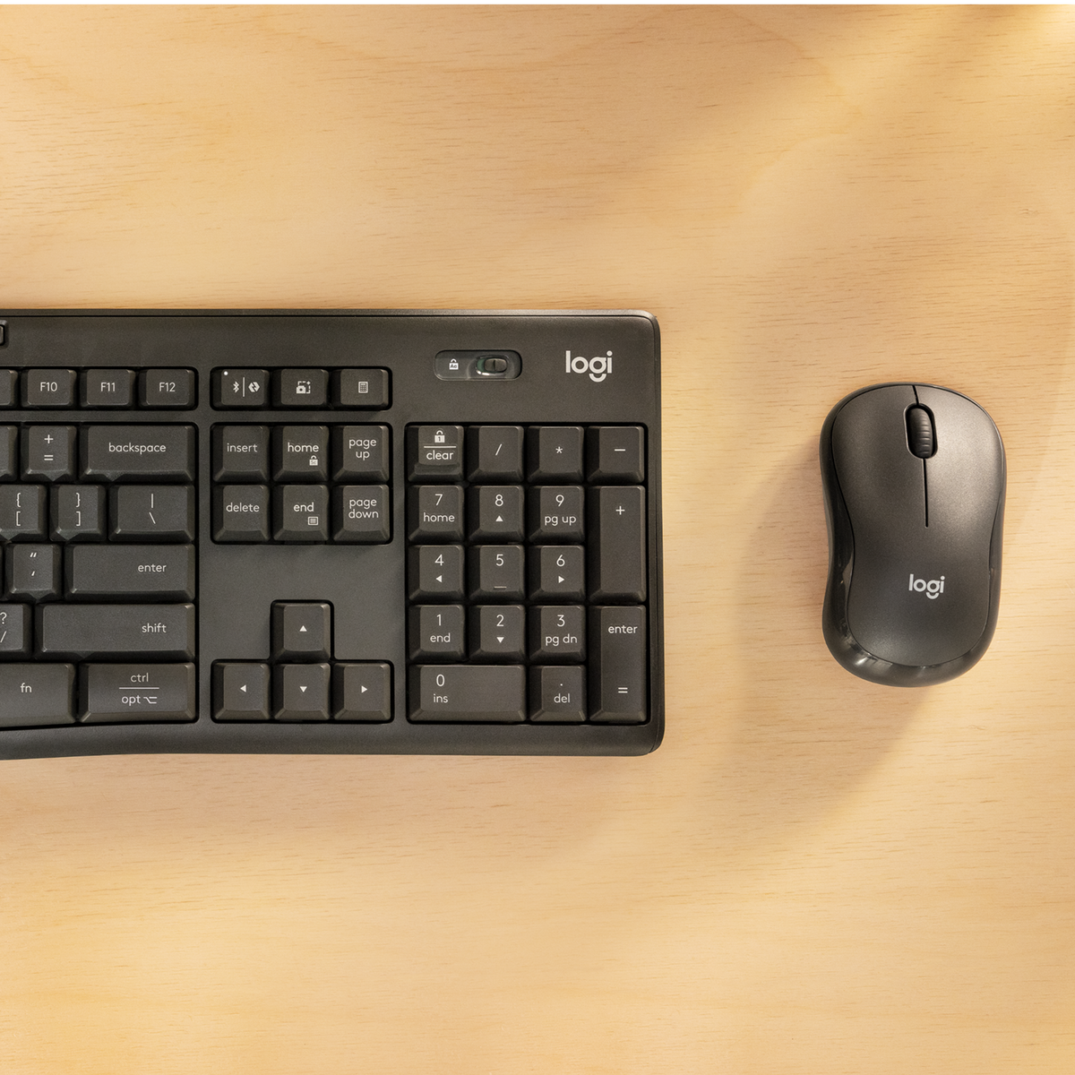 Czarna obudowa komputera z tekstem i specyfikacjami. Białe tło. Obudowa jest czarna.