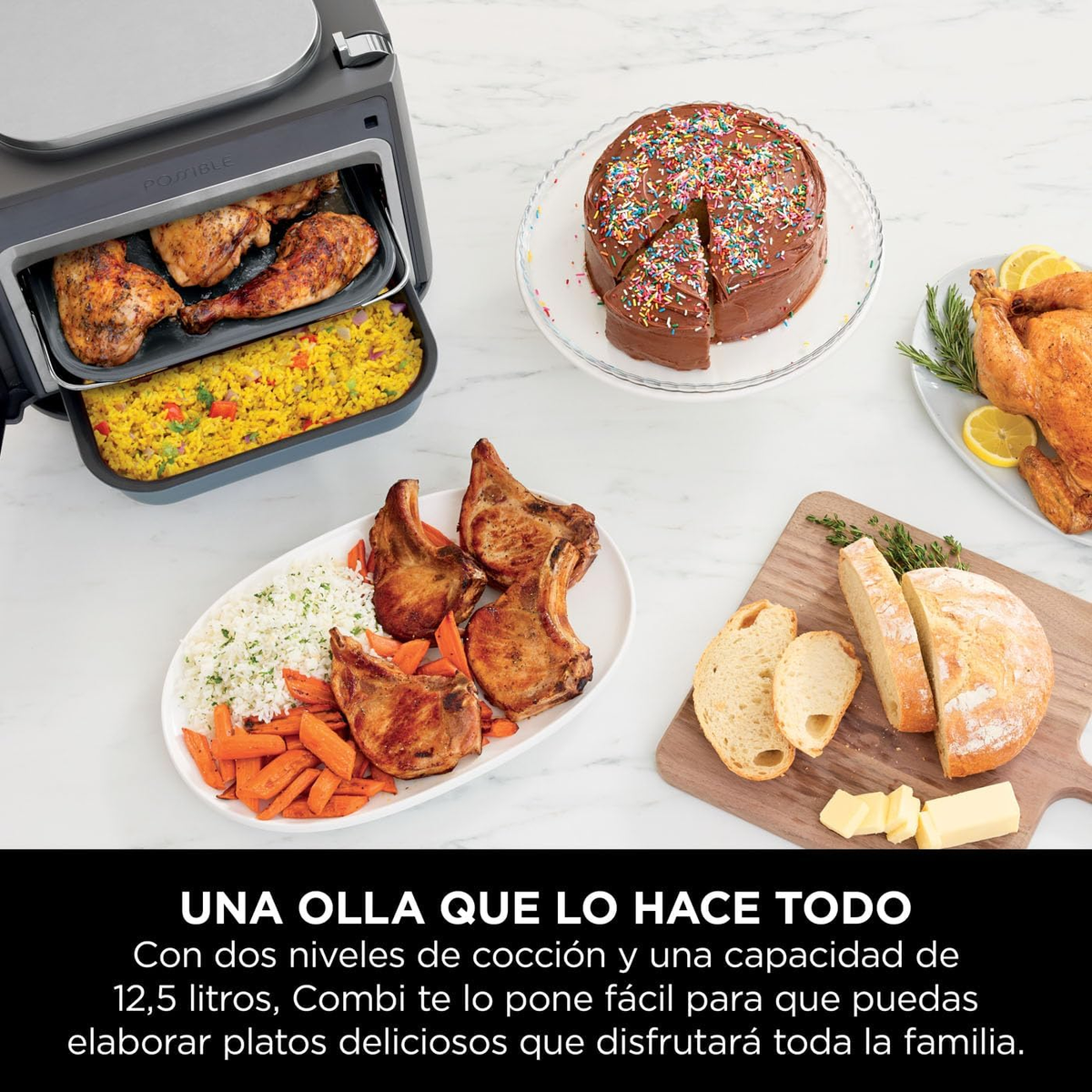 Horno con pollo cocido, arroz y comida. Pasteles, pan y carne en una mesa. Texto en español.