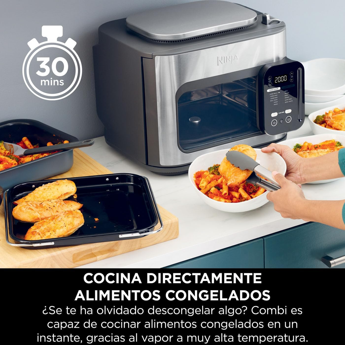 Un horno Ninja Combi con comidas preparadas y utensilios de cocina.