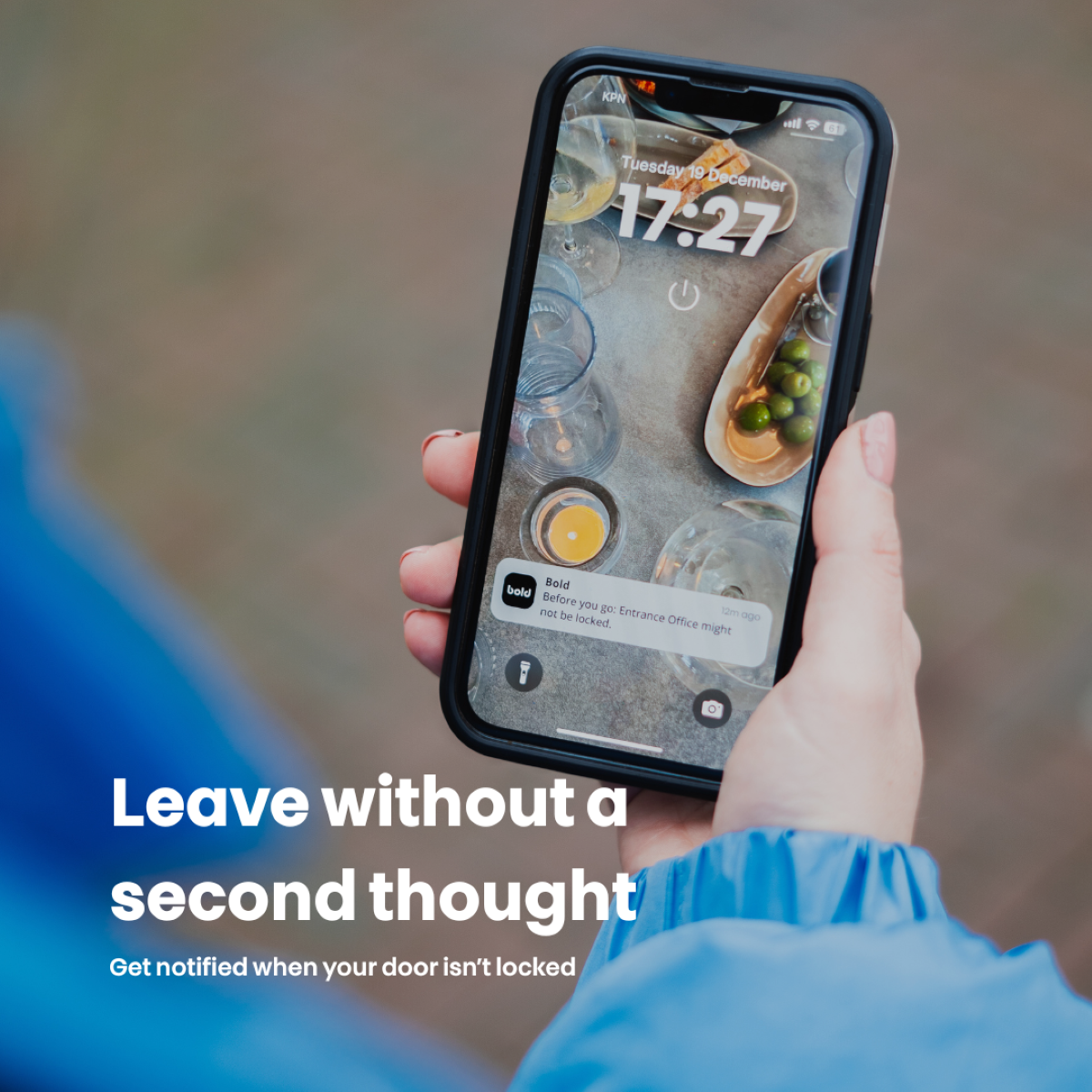 Une main tient un téléphone affichant un écran de verrouillage. Texte : Partir sans hésiter.