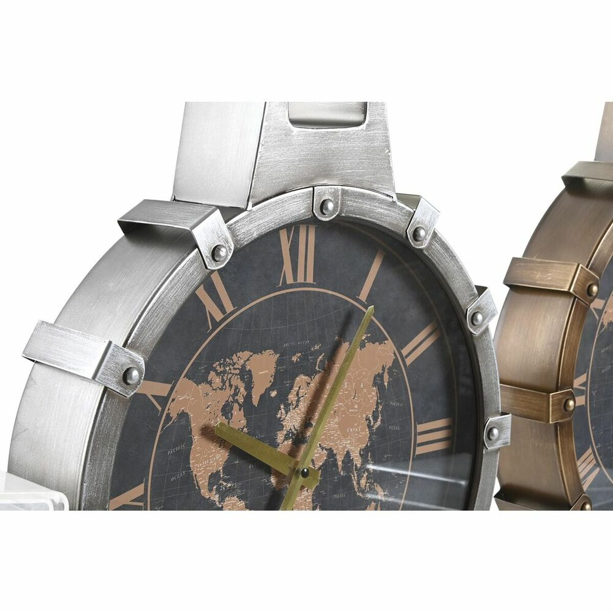 Primo piano di due orologi antichi con quadranti a mappa del mondo e numeri romani.