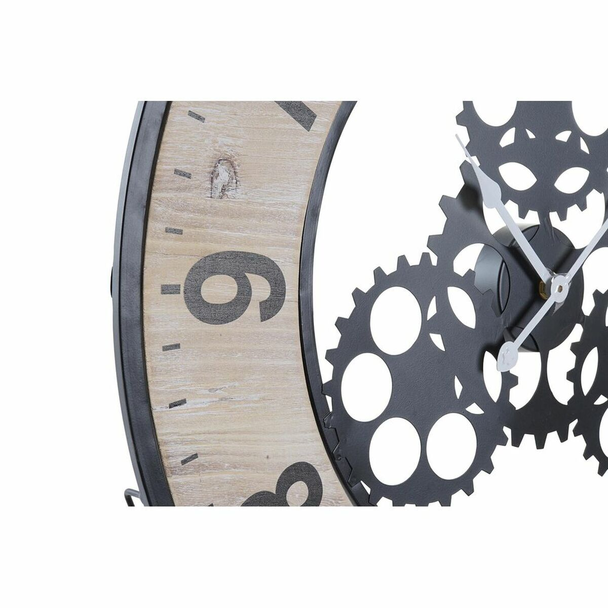 Primo piano di un orologio con quadrante in legno e ingranaggi in metallo, il numero 6 è prominente.