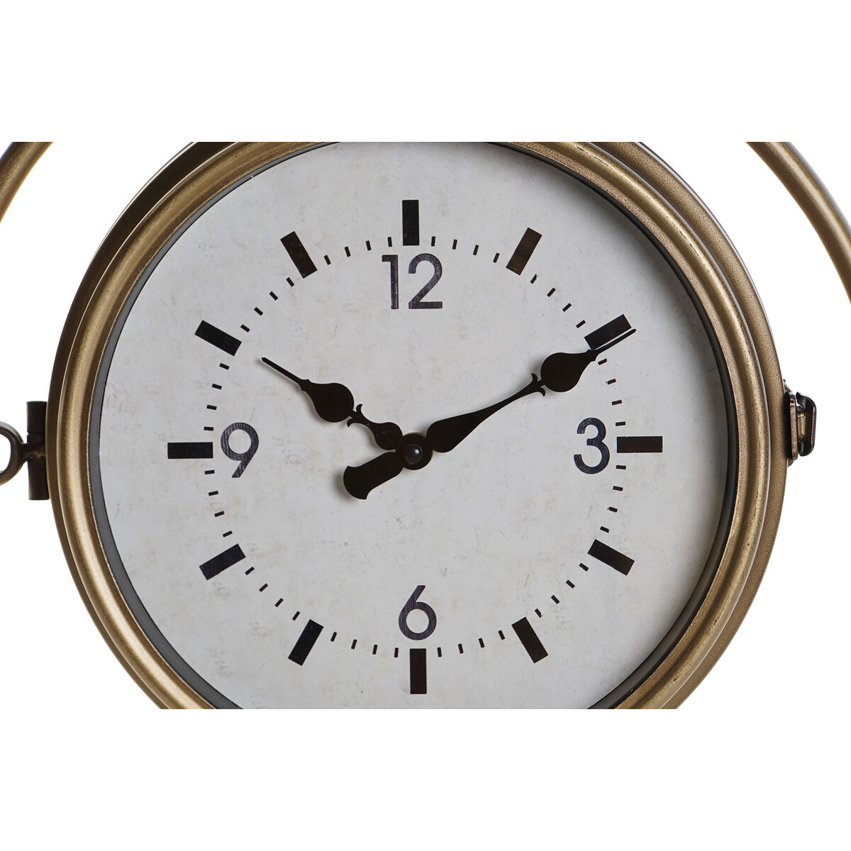 Orologio rotondo con cornice dorata, quadrante bianco e lancette e numeri neri. Sfondo bianco.