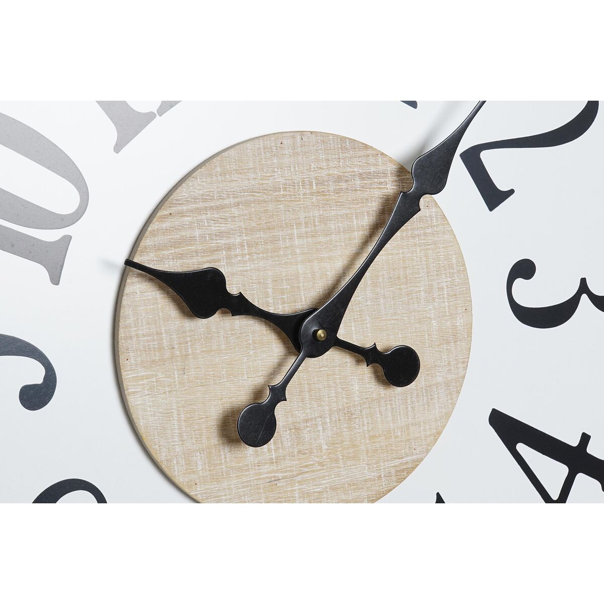 Quadrante dell'orologio con le lancette che indicano l'ora. Il quadrante è color legno chiaro.