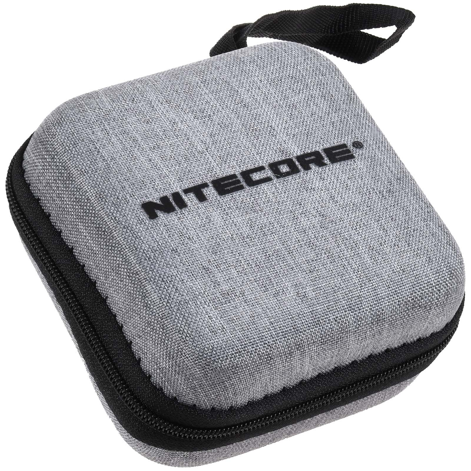 Szara kwadratowa walizka z zamkiem błyskawicznym, czarnym uchwytem i napisem 'NITECORE' z przodu.