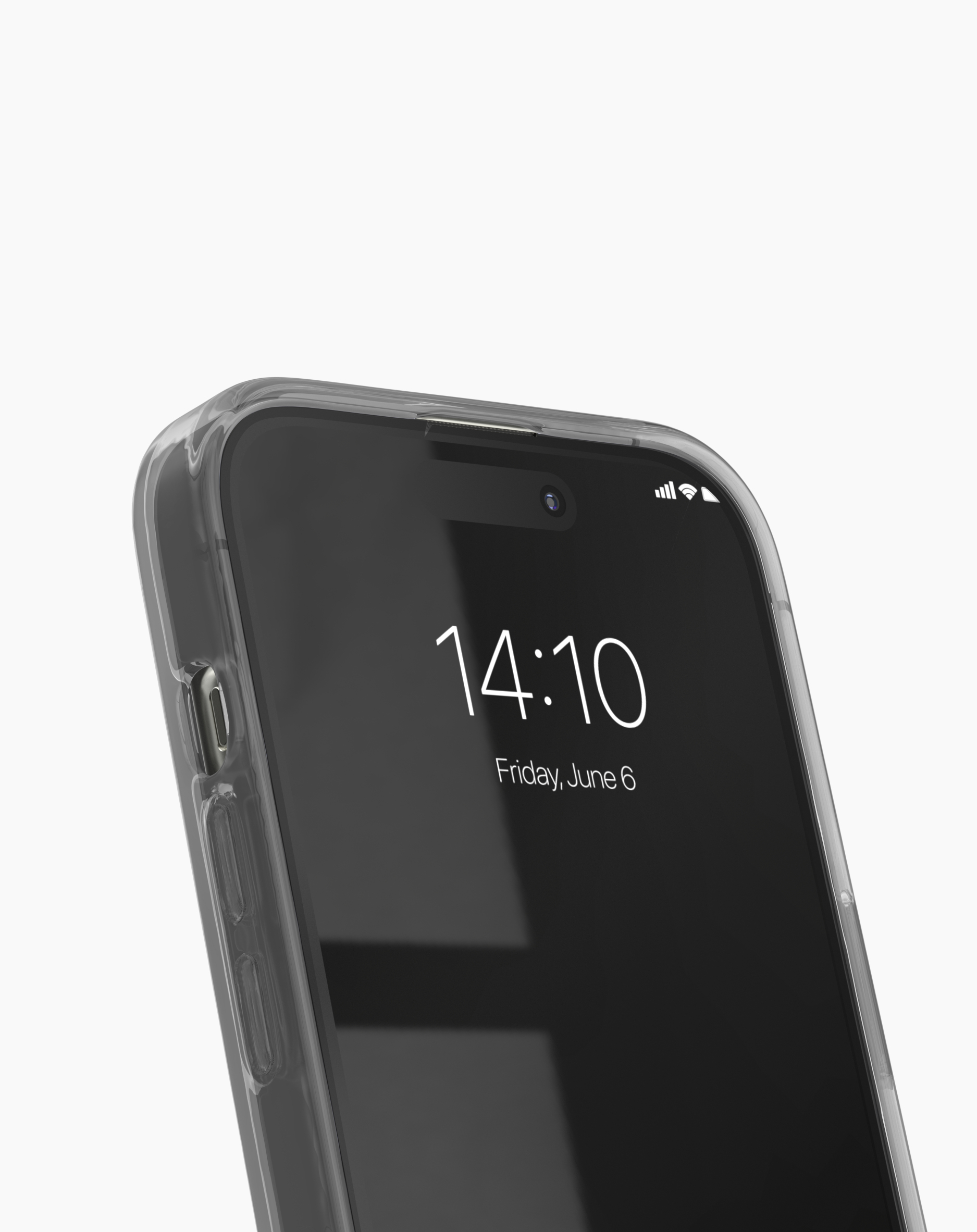 iPhone in einer transparenten Hülle, die die Uhrzeit anzeigt. Das Telefon ist gegen einen weißen Hintergrund geneigt.