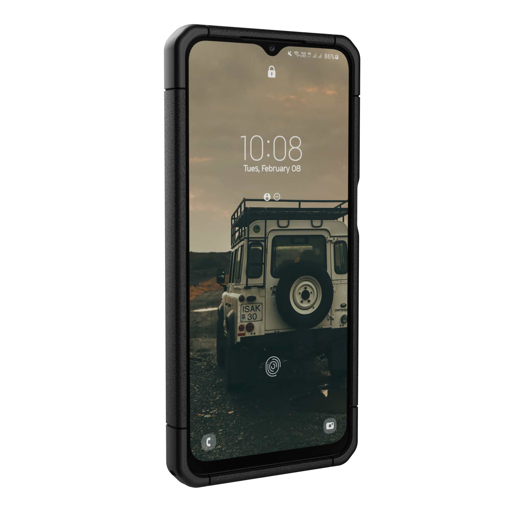 Smartphone in een zwarte hoes, met een auto op het scherm, met een tijd- en datumweergave.