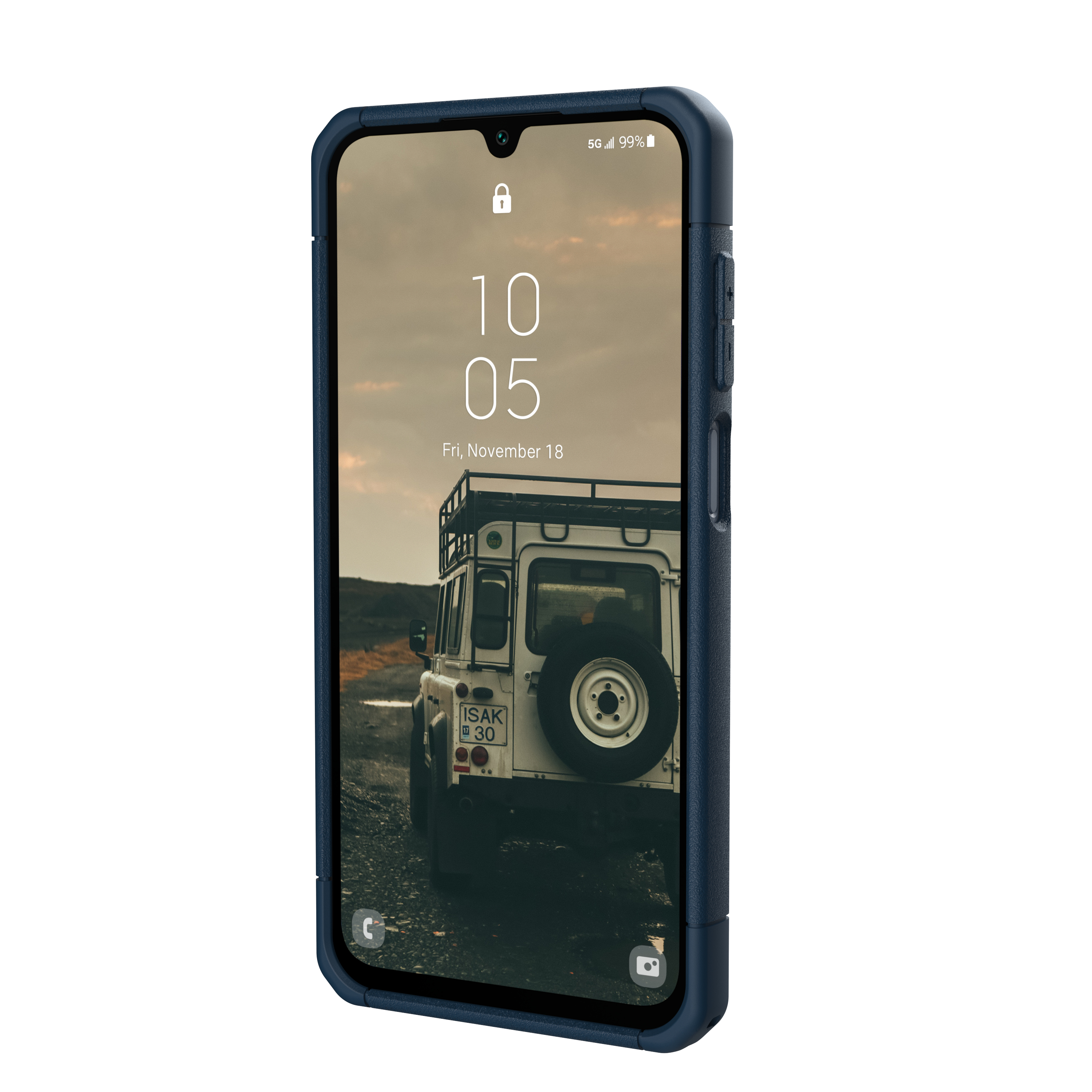 Een smartphone in een blauwe hoes toont een landschap met een witte Land Rover.