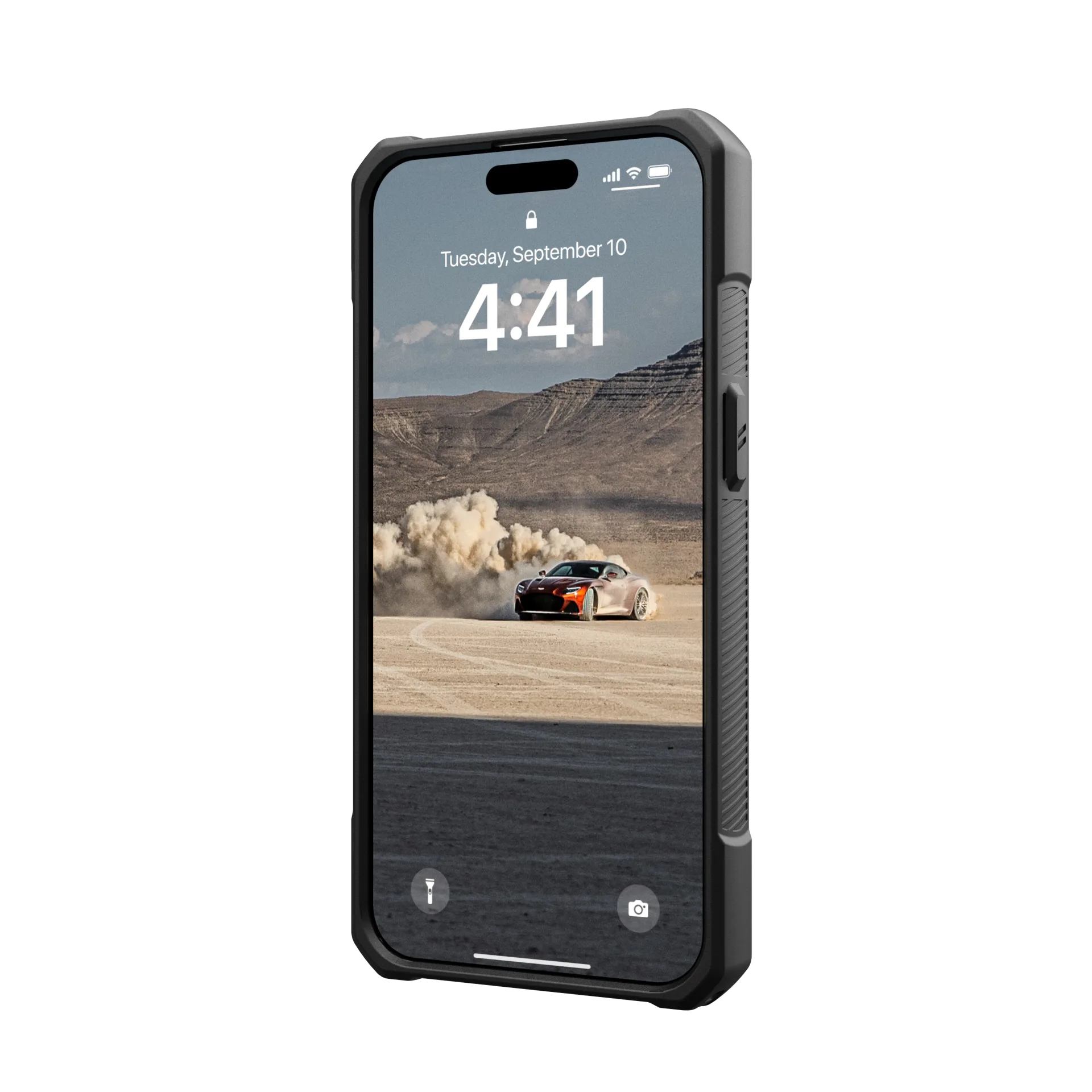 Telefon in Hülle zeigt ein Auto, das auf einer Wüstenrennbahn fährt. Das Telefon ist isoliert.