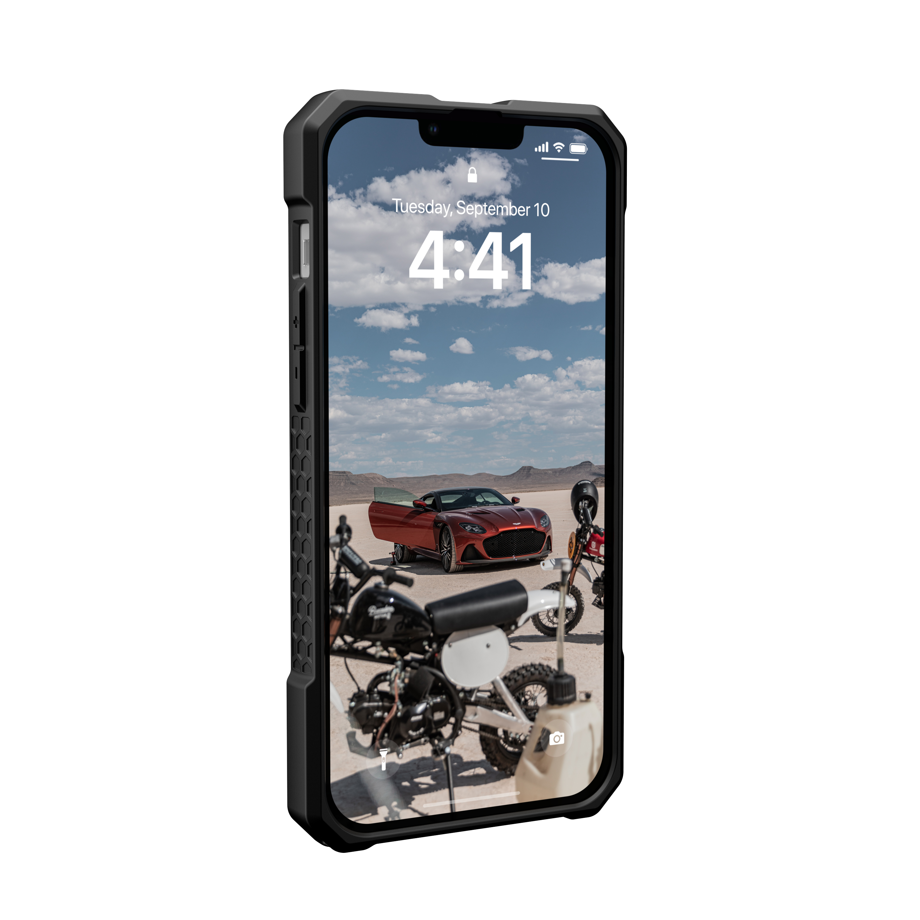 Handyhülle mit einem Auto- und Motorradbild. Das Telefon zeigt ein Auto und Motorräder. Uhrzeit und Datum sind sichtbar.