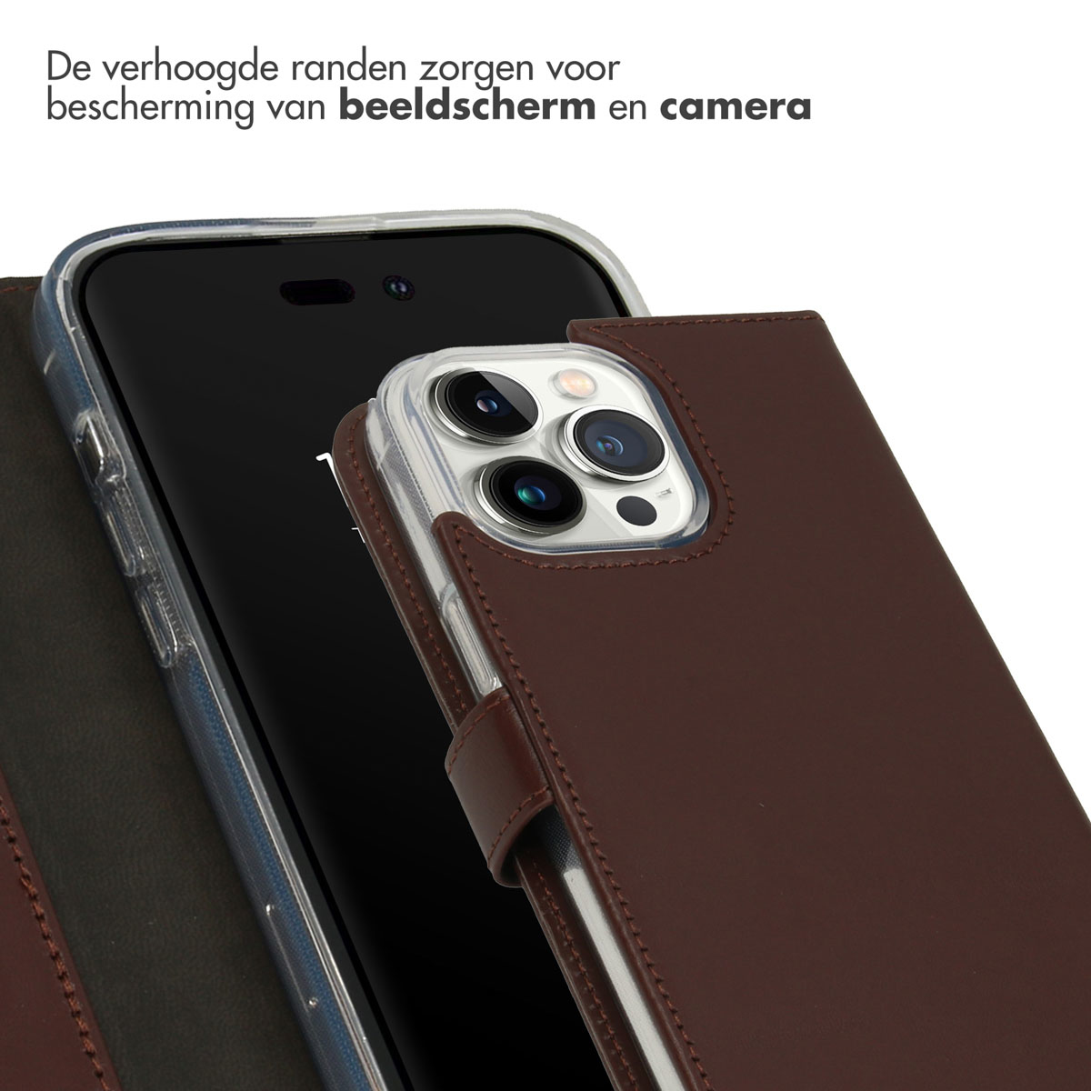 Een telefoon in een bruine leren hoes. De hoes omsluit de telefoon, de camera is zichtbaar.