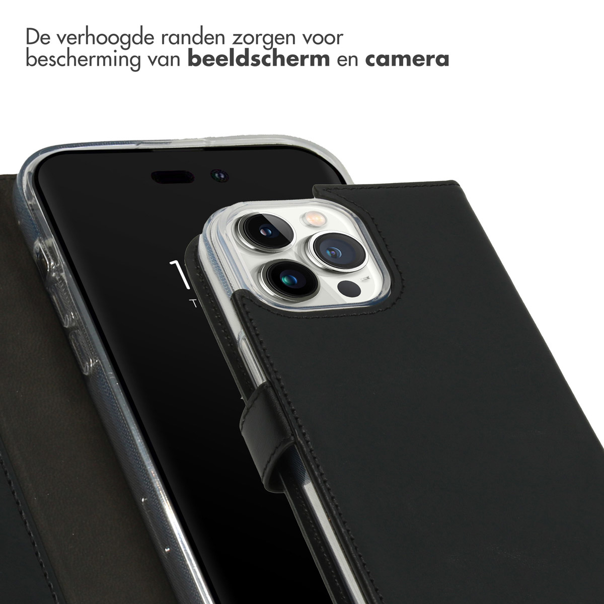 Zwart telefoonhoesje dat een telefoon beschermt. Tekst: 'De verhoogde randen beschermen scherm en camera'.