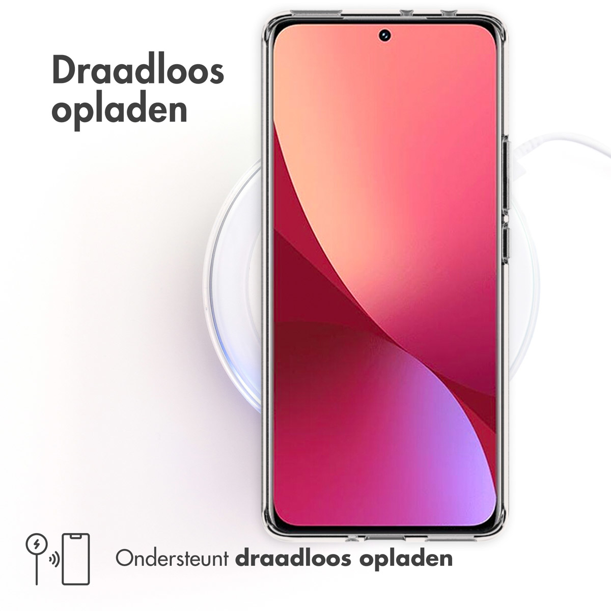 Een telefoon ligt op een draadloze oplader. De telefoon zit in een doorzichtig hoesje.