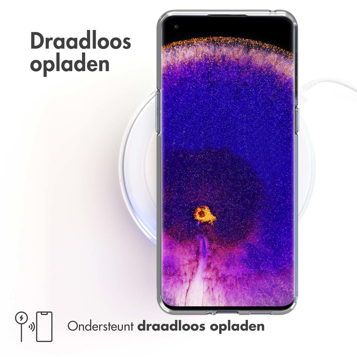 Téléphone sur un chargeur sans fil. Le téléphone est dans un étui transparent. Texte : Recharge sans fil.
