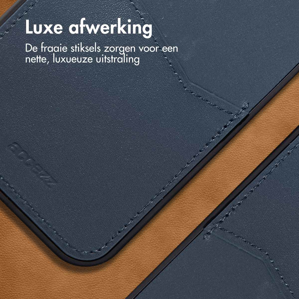 Gros plan sur les coutures de l'étui de téléphone bleu. Les coutures sont sur une texture de cuir avec un logo.