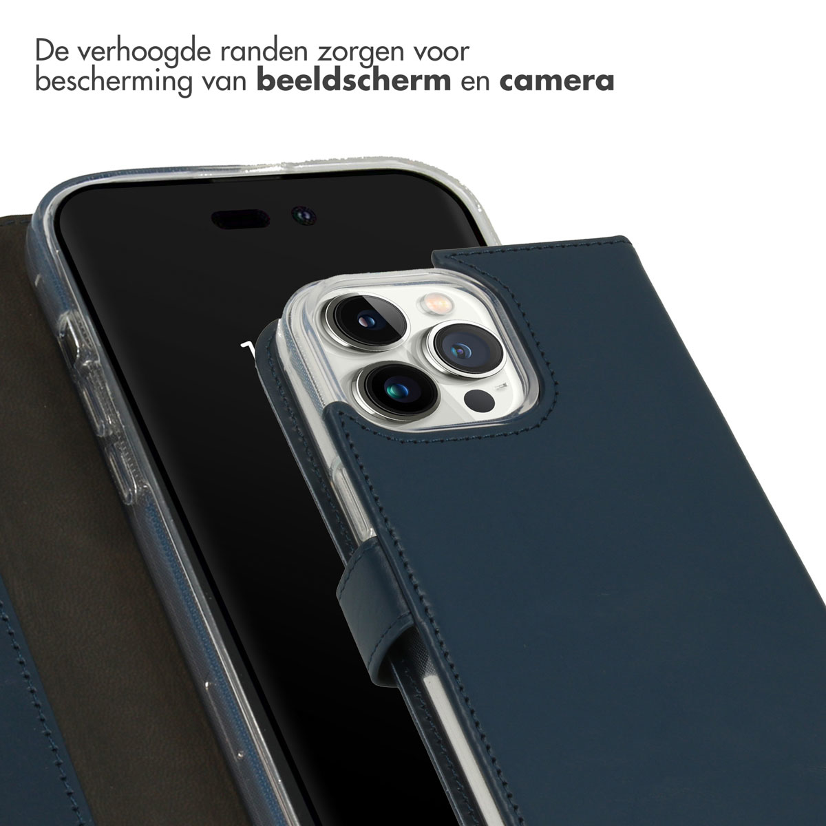Een telefoon met een hoesje. Tekst: De verhoogde randen beschermen scherm en camera.