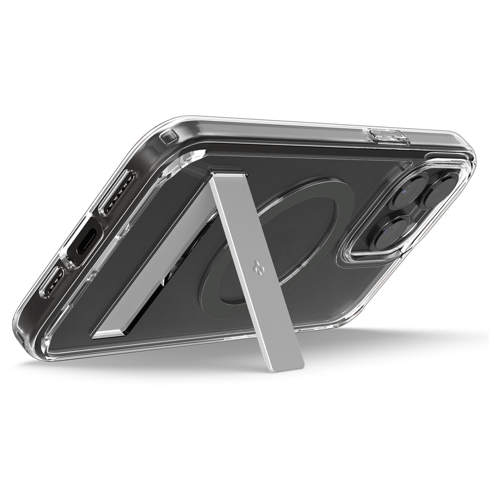 Transparante telefoonhoes met standaard, schuin op een wit oppervlak. Spigen-logo zichtbaar.