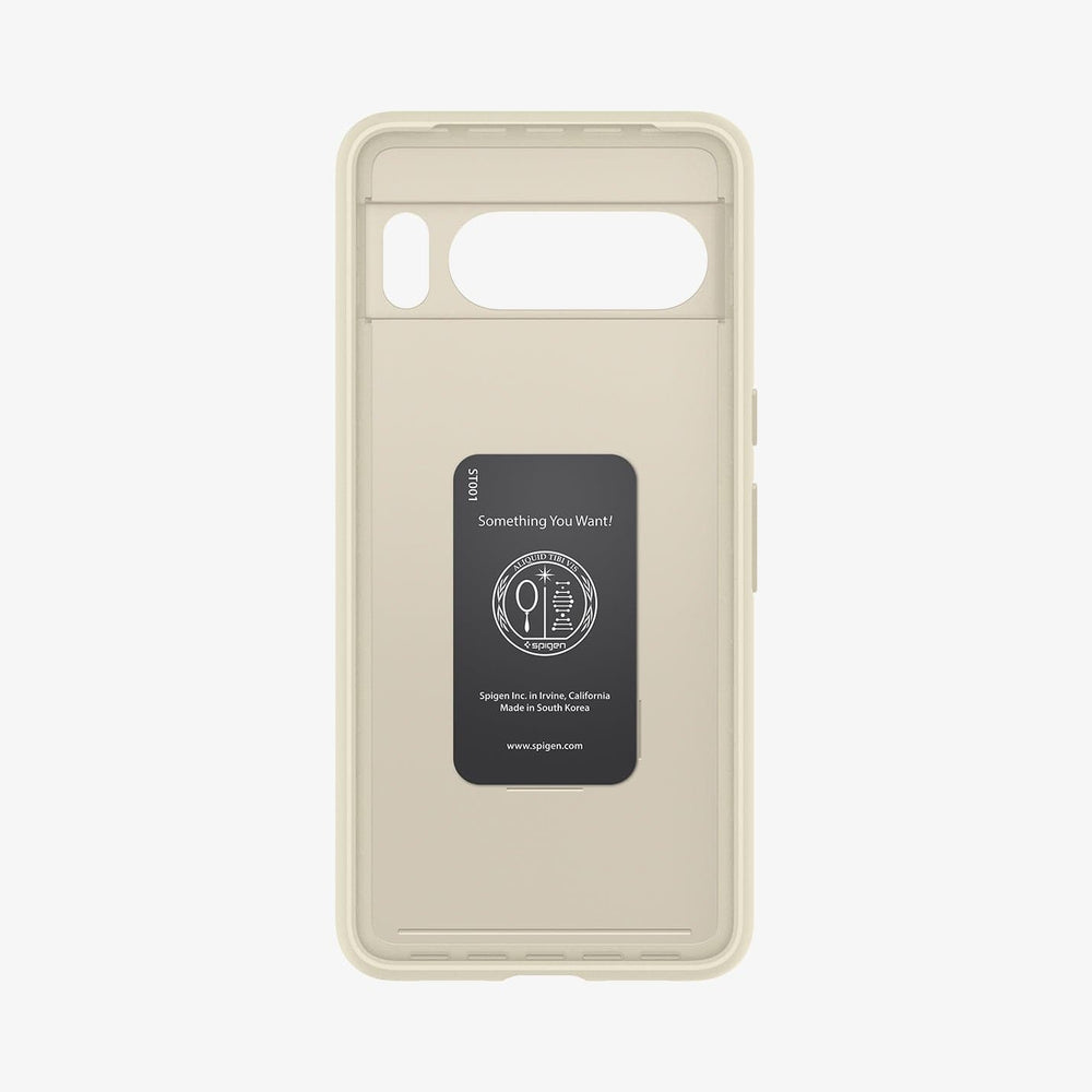 Coque de téléphone beige, vue intérieure. Étiquette noire au centre avec texte et logo.